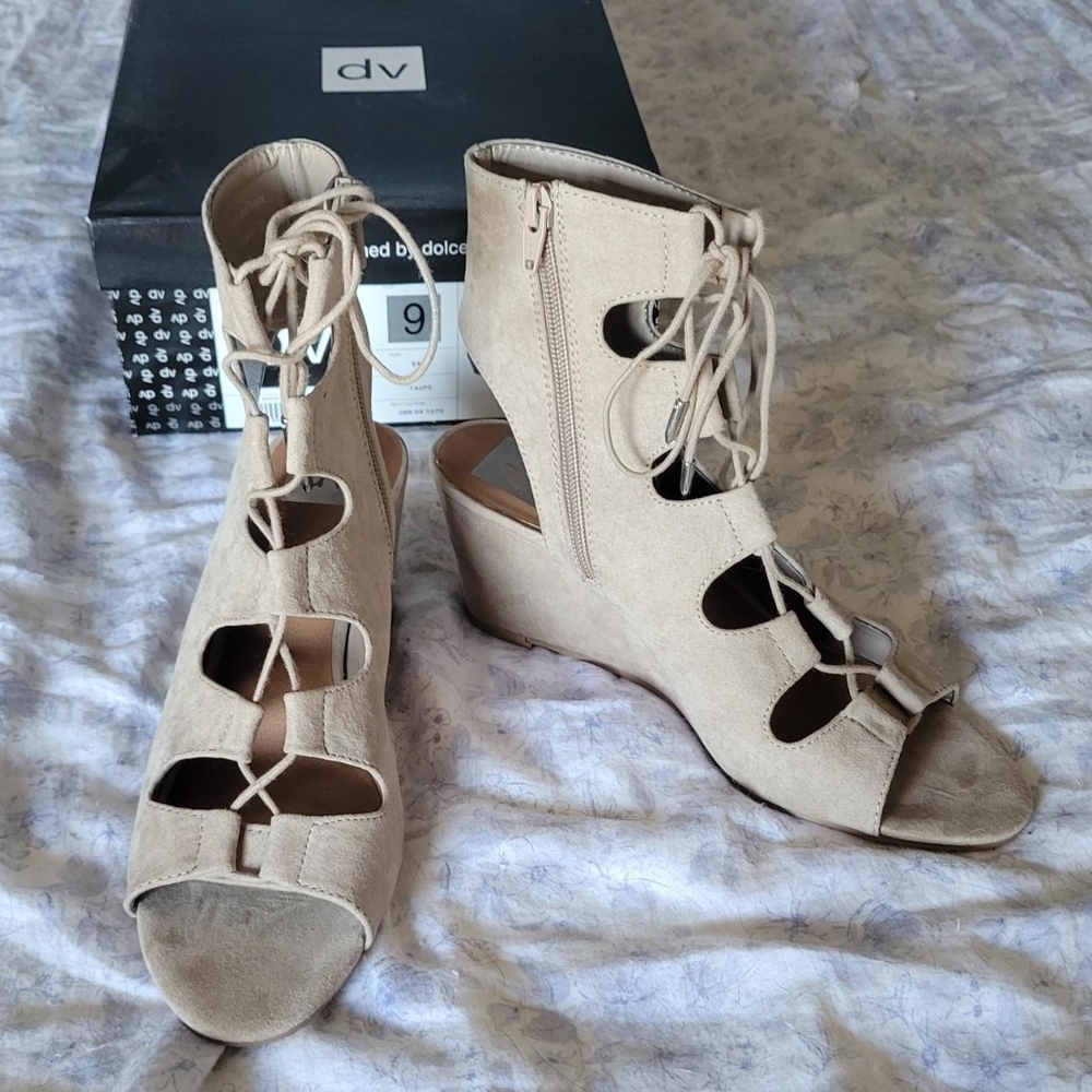 Lace up DV size 9 sandals